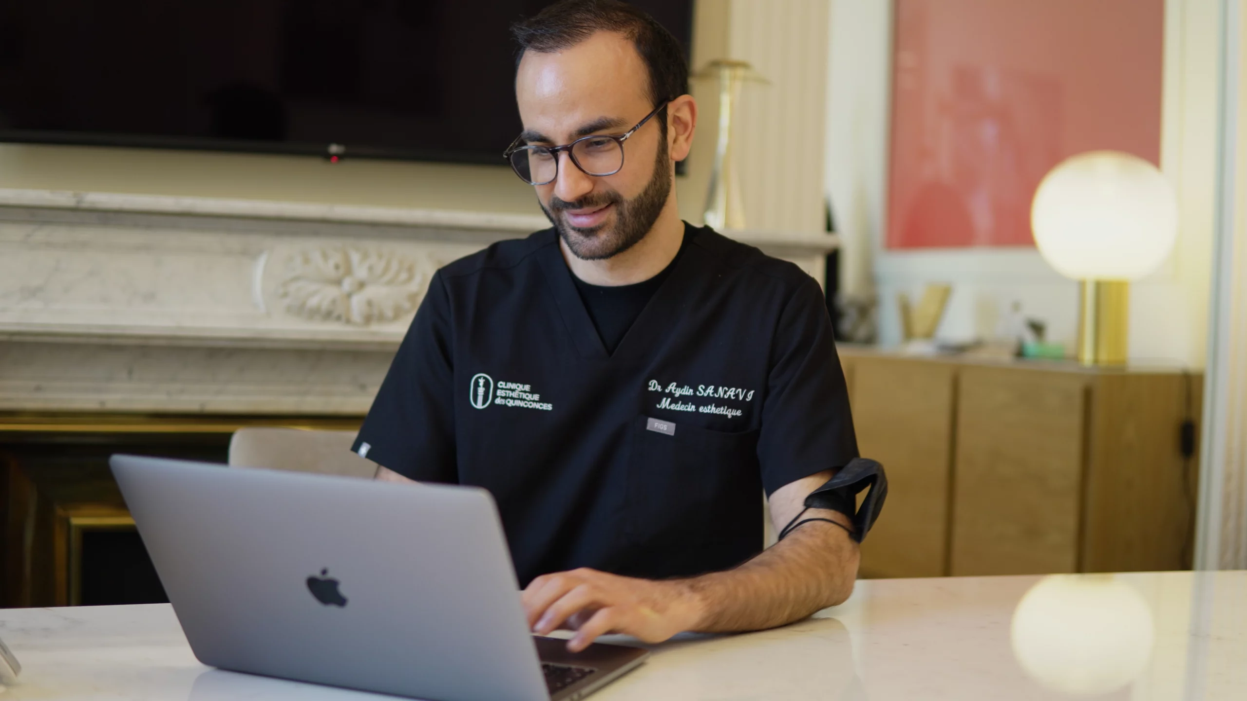 Dr Sanavi – Médecin esthétique à Bordeaux en consultation Dr Sanavi médecin esthétique à Bordeaux en consultation personnalisée