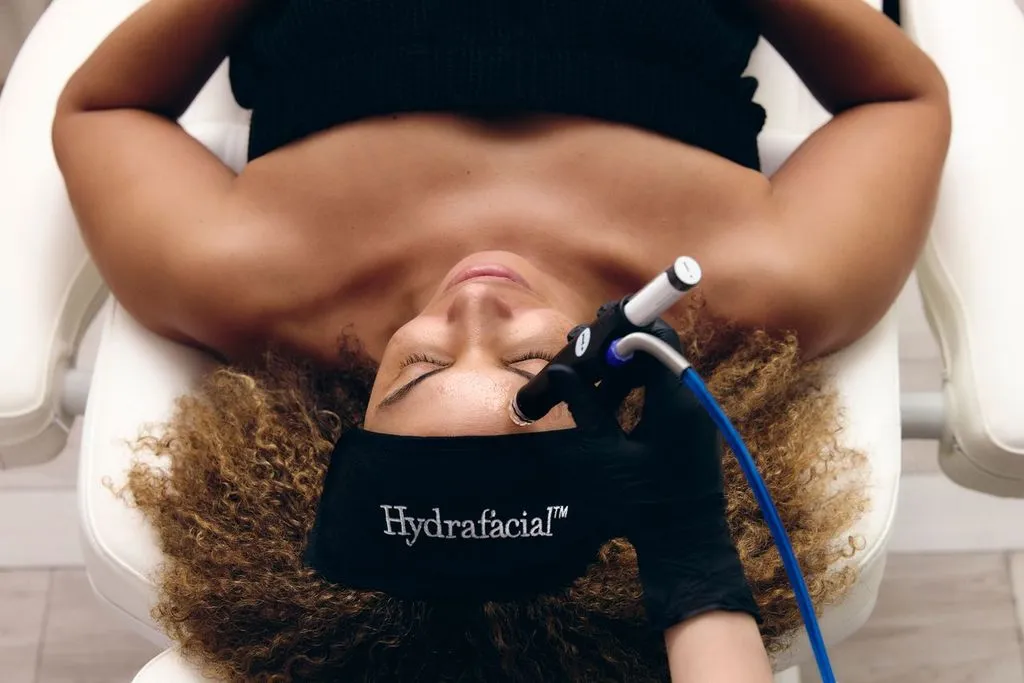  soin Hydrafacial visage en médecine esthétique à Bordeaux<br />
